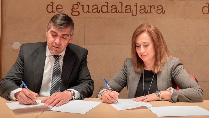 Firma del convenio entre la Central de Trillo y la Asociación de la Prensa de Guadalajara.