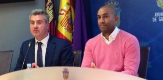 Alfonso Esteban y Armengol Engonga en su etapa, ya lejana, de convivencia política en el Ayuntamiento de Guadalajara.el