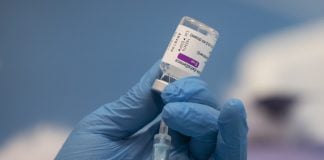 Una profesional sanitaria sostiene una jeringuilla con un vial de la vacuna contra la COVID-19 de AstraZeneca. (Foto: EP)