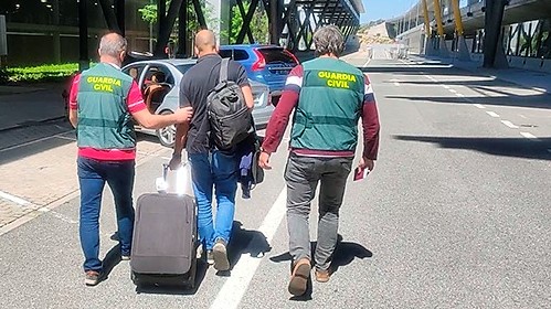 Detención del supuesto estafador en Barajas.