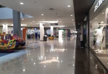 Interior del centro comercial Ferial Plaza el 12 de abril de 2021, víspero de una nueva etapa de duras restricciones para el comercio en Guadalajara. (Foto: La Crónic@)