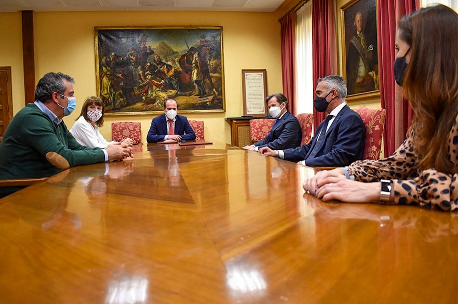 Un momento de la reunión entre representantes del Ayuntamiento de Guadalajara y de Hipercor.