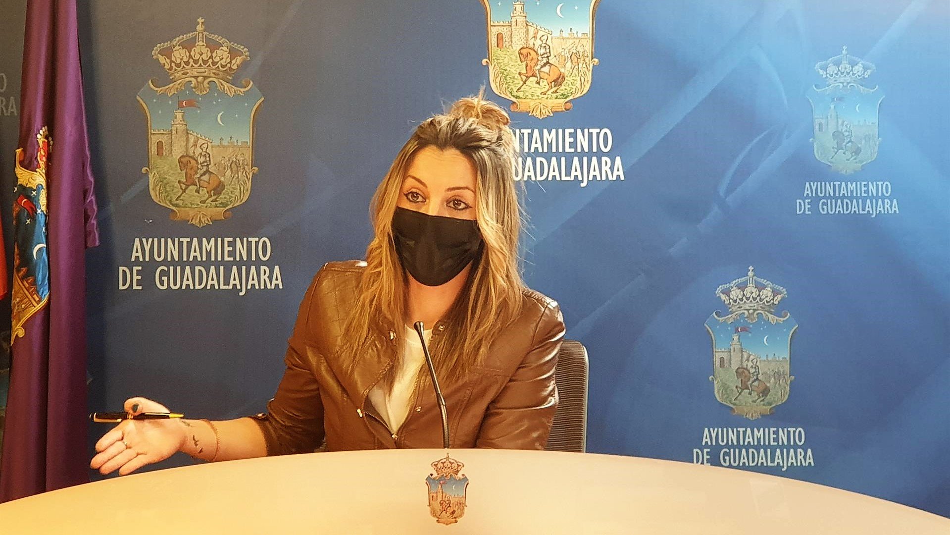 Lucía de Luz en su rueda de prensa del 6 de abril de 2021 en el Ayuntamiento de Guadalajara.