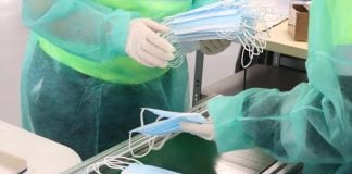 Manipulado de las mascarillas quirúgicas fabricadas en Cabanillas del Campo.