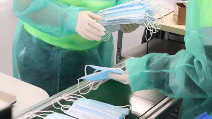 Manipulado de las mascarillas quirúgicas fabricadas en Cabanillas del Campo.