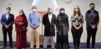 Alberto Rojo y parte de su equipo en la mezquita de la calle Cervantes.