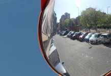 Calle de Guadalajara sin ninguna plaza libre para aparcamiento en la mañana de un domingo. (Foto: La Crónic@)