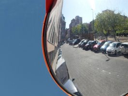Calle de Guadalajara sin ninguna plaza libre para aparcamiento en la mañana de un domingo. (Foto: La Crónic@)