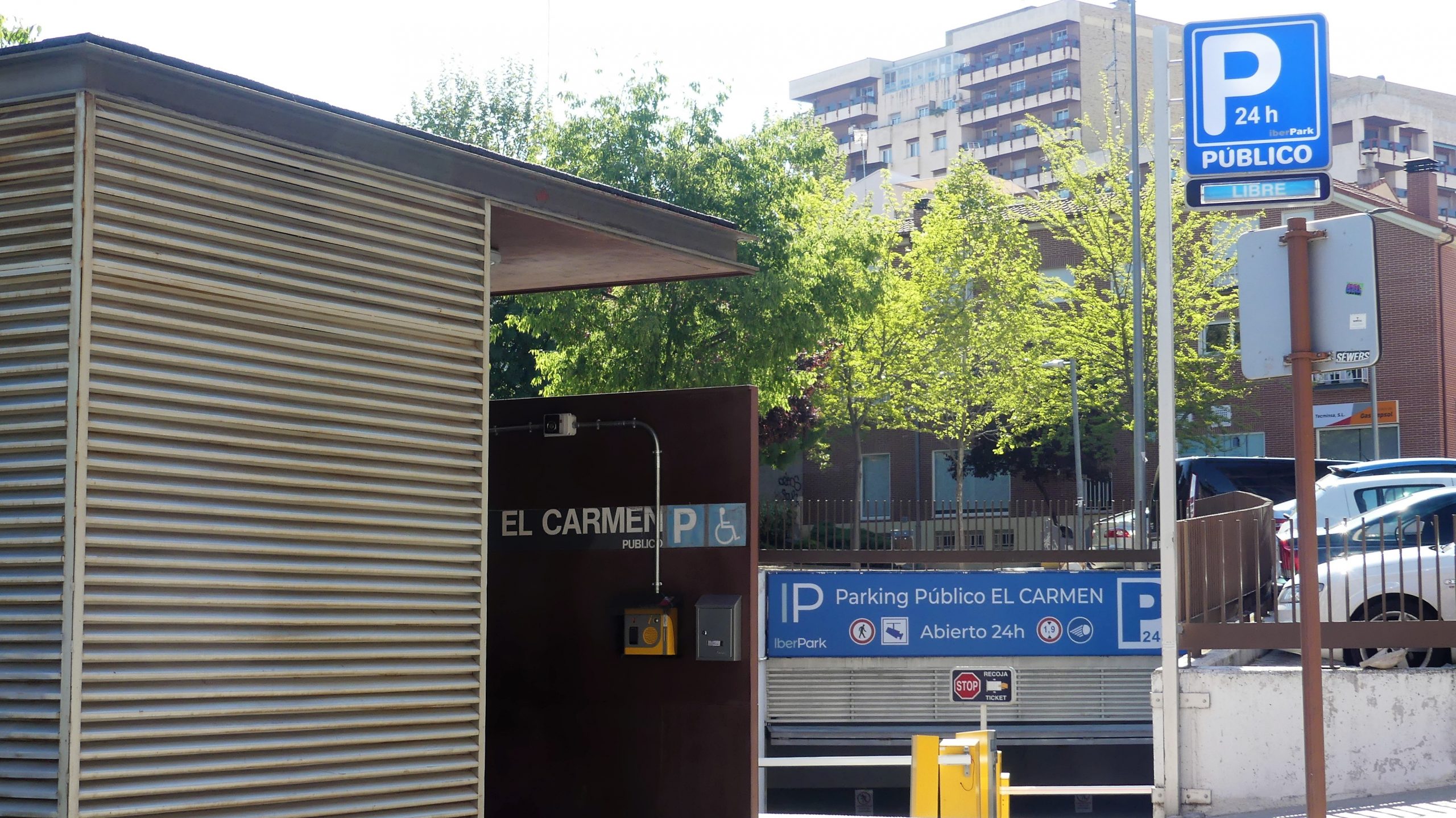 Parking público de propiedad privada en la calle Antonio Cañadas de Guadalajara. (Foto: La Crónic@)