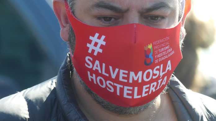 Un empresario de hostelería en la protesta del 18 de abril de 2021 en Guadalajara. (Foto: La Crónic@)