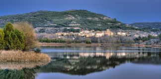 Pareja, desde el azud que tantos años constó acondicionar sobre un recodo del embalse de Entrepeñas.