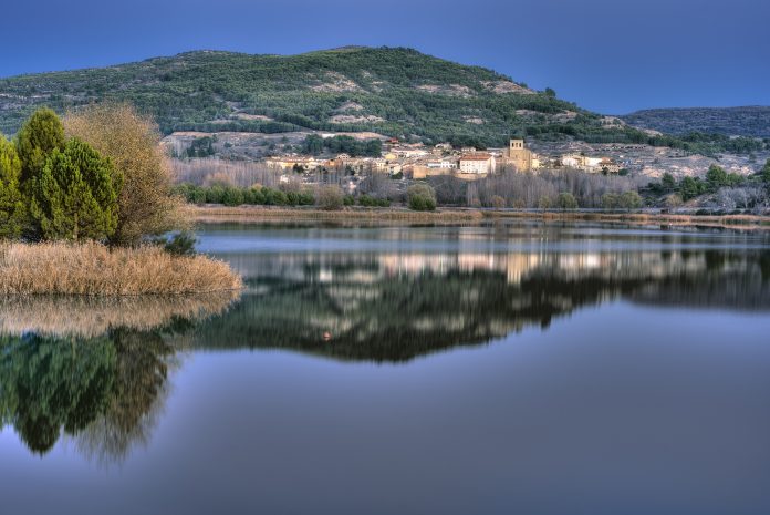 Pareja, desde el azud que tantos años constó acondicionar sobre un recodo del embalse de Entrepeñas.