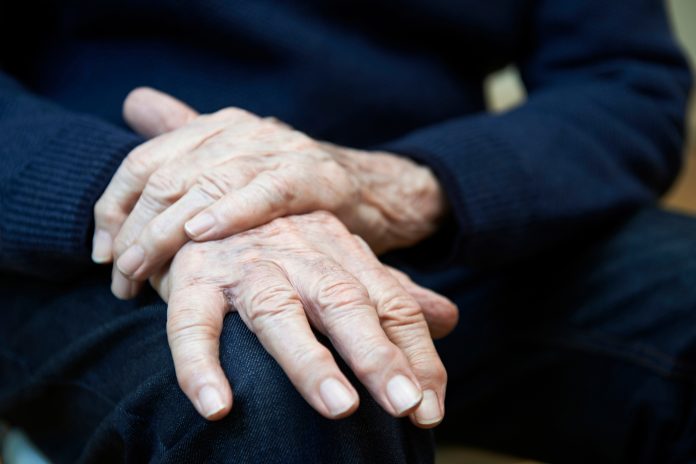 La edad es un factor evidente para que aparezcan los síntomas del Parkinson.