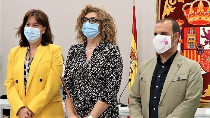 Sonsoles Rico, flanqueada por Blanca Fernández y Pablo Bellido, en la toma de posesión como alcaldesa de Villanueva de la Torre. 