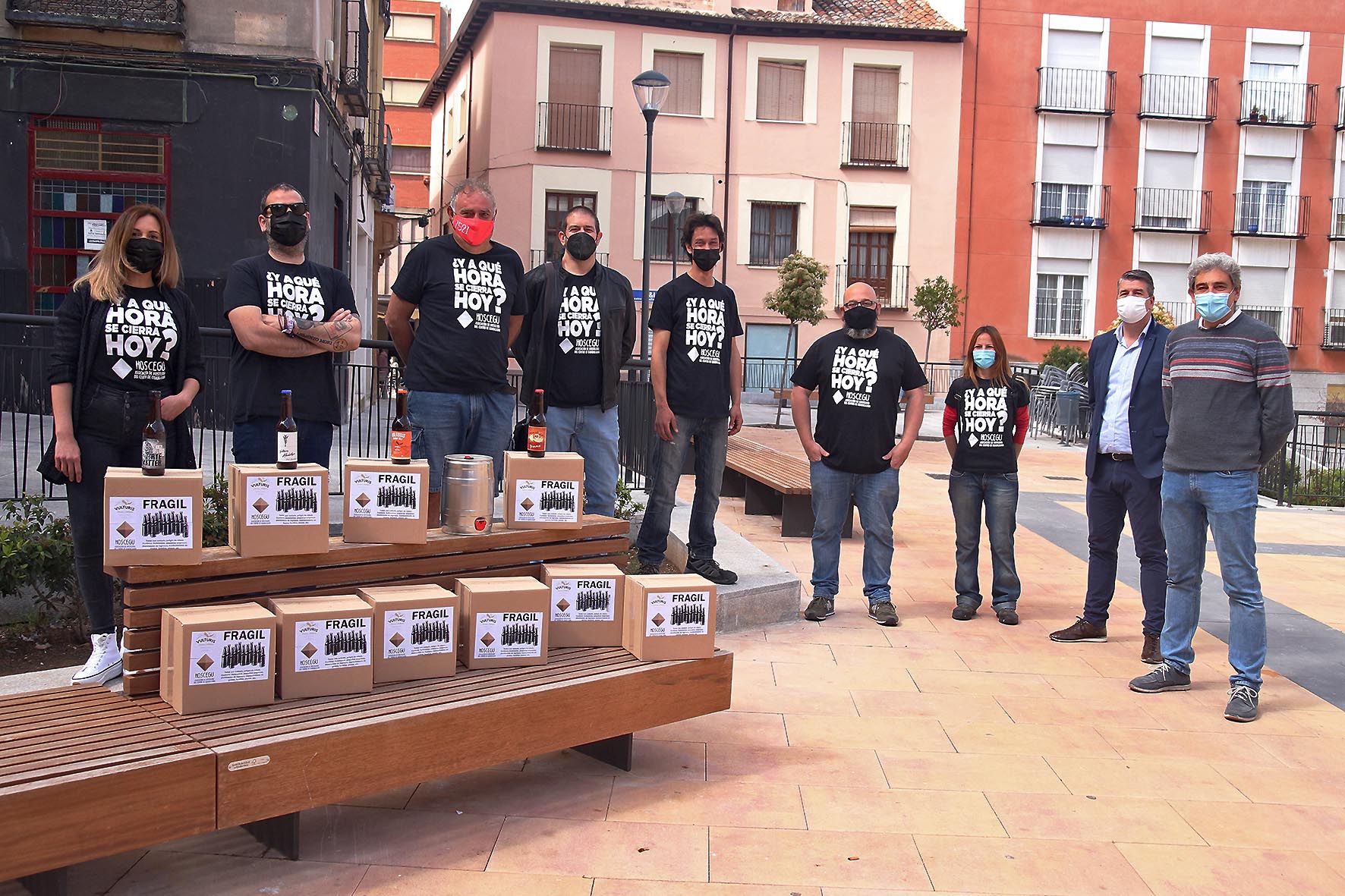 Entrega de lotes de cerveza "Vulturis" a los hosteleros del centro de Guadalajara.
