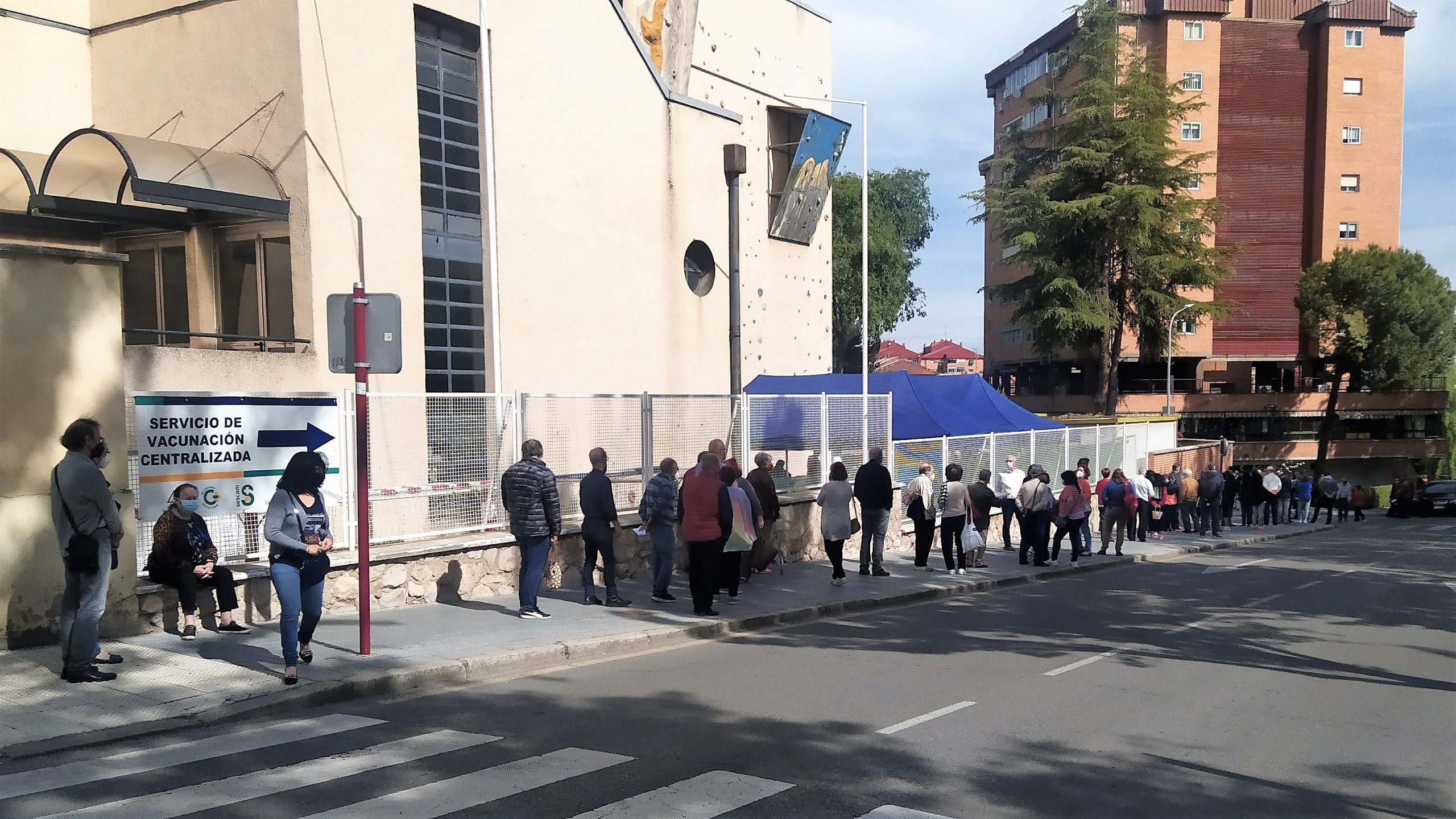 Casi todos los convocados aguantaban la cola a pie firme, pero también sentados. (Foto: La Crónic@)