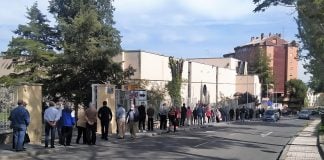 Antes de las once de la mañana del sábado la cola ya casi llegaba hasta el Paseo de las Cruces, todos con ánimo de vacunarse. (Foto: La Crónic@)