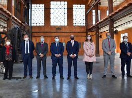 Las autoridades presentes no se han resistido a fotografiarse, posando en el interior de la llamada "nave de Forja" del complejo del Fuerte de San Francisco.