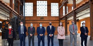 Las autoridades presentes no se han resistido a fotografiarse, posando en el interior de la llamada "nave de Forja" del complejo del Fuerte de San Francisco.