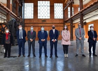 Las autoridades presentes no se han resistido a fotografiarse, posando en el interior de la llamada "nave de Forja" del complejo del Fuerte de San Francisco.