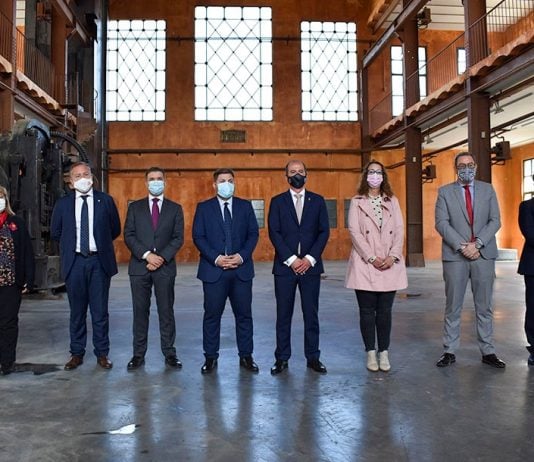 Las autoridades presentes no se han resistido a fotografiarse, posando en el interior de la llamada "nave de Forja" del complejo del Fuerte de San Francisco.