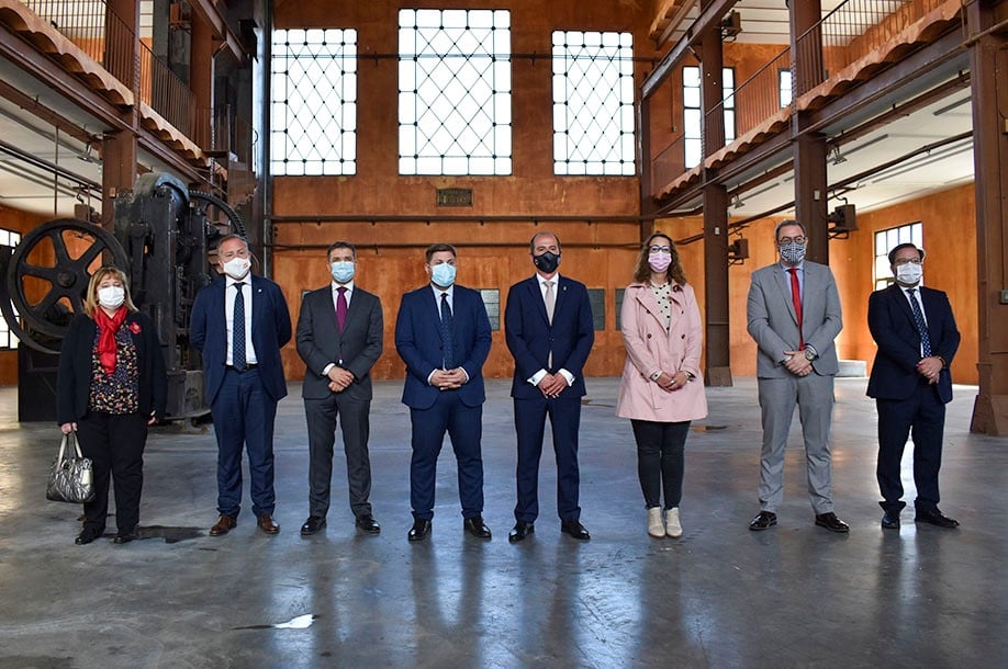 Las autoridades presentes no se han resistido a fotografiarse, posando en el interior de la llamada "nave de Forja" del complejo del Fuerte de San Francisco.