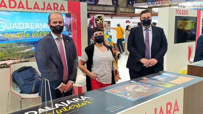 Alberto Rojo y su concejal de Turismo, Fernando Parlorio, en el primer día de FITUR 2021.