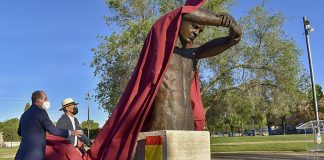 Momento en que se descubría "El abrazo vacío" el 20 de mayo de 2021, en Guadalajara.