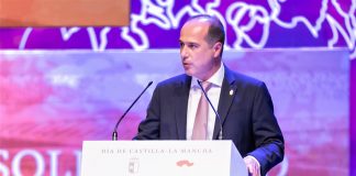 «Te has dejado la piel» contra el COVID, le dice Alberto Rojo Rojo a Page Alberto Rojo, durante su discurso en el Día de la Región de 2021, en Guadalajara.