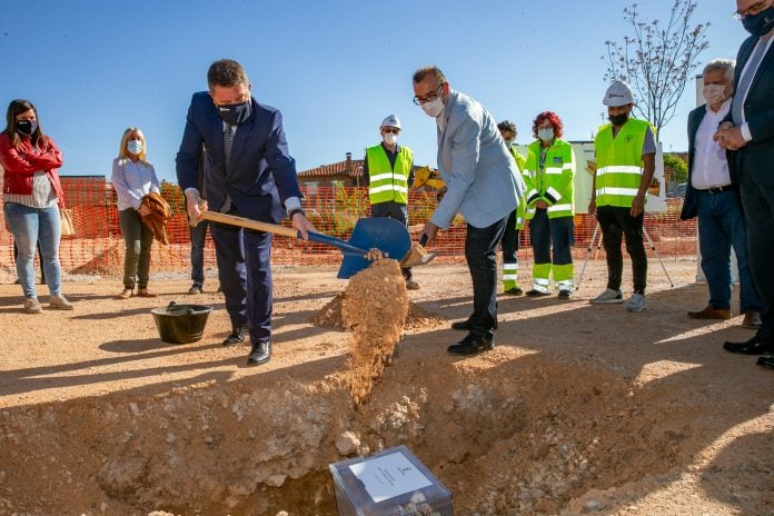 Primera piedra del centro de salud de Cifuentes.