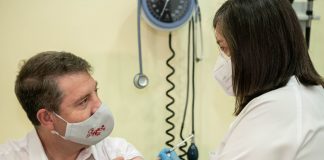 Page da por alcanzada la «inmunidad de grupo» en Castilla-La Mancha El propio Page fue vacunado el pasado mes de mayo en un centro de salud de Toledo.