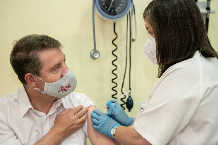 El propio Page fue vacunado el pasado mes de mayo en un centro de salud de Toledo.