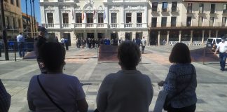 A la sombra, mejor que fuera de ella en la Plaza Mayor de Guadalajara. Pero los soportales no son un refugio climático según se entiende en el Ayuntamiento. (Foto: La Crónic@)