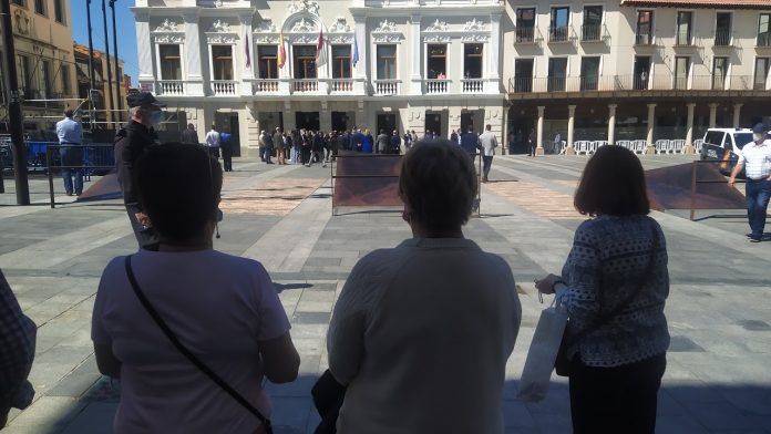 A la sombra, mejor que fuera de ella en la Plaza Mayor de Guadalajara. Pero los soportales no son un refugio climático según se entiende en el Ayuntamiento. (Foto: La Crónic@)