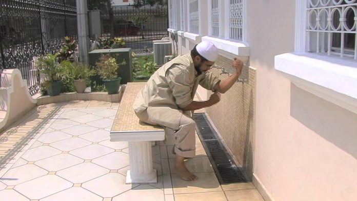 La ablución es una práctica ritual en las mezquitas, condicionada durante la pandemia.