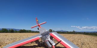Avioneta siniestrada el 5 de mayo de 2021 en Robledillo de Mohernando; al fondo, el pico Ocejón. (Foto: CEIS)