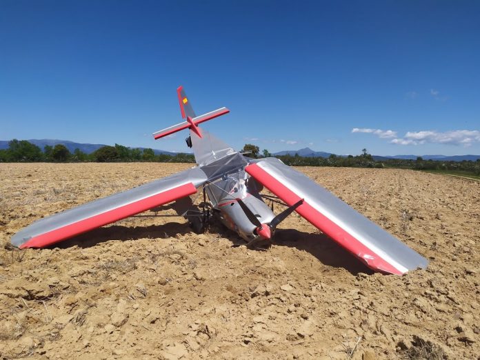 Avioneta siniestrada el 5 de mayo de 2021 en Robledillo de Mohernando; al fondo, el pico Ocejón. (Foto: CEIS)