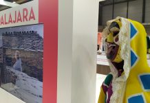 Una botarga llama la atención del visitante en el mostrador de Guadalajara dentro del stand de Castilla-La Mancha en FITUR 2021. (Foto: La Crónic@)
