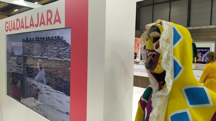 Una botarga llama la atención del visitante en el mostrador de Guadalajara dentro del stand de Castilla-La Mancha en FITUR 2021. (Foto: La Crónic@)