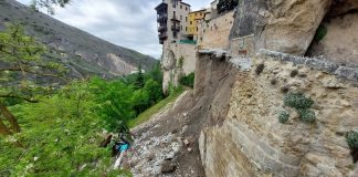 Espectacular corrimiento de tierras en Cuenca, junto a las Casas Colgadas Vista general del corrimiento de tierras en Cuenca, localizado en las obras de la calle Canónigos, con las Casas Colgadas al fondo.