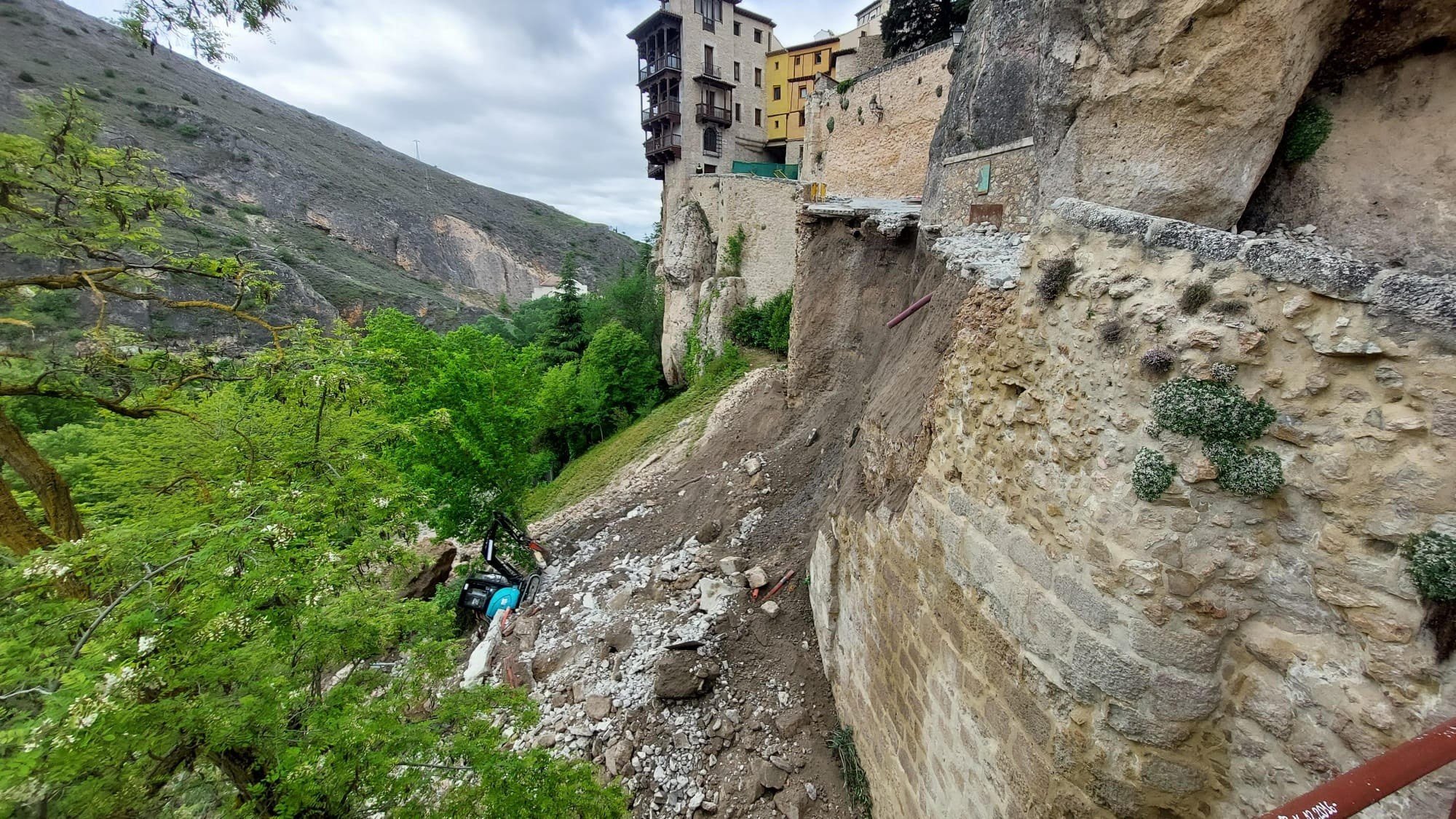 Vista general del corrimiento de tierras en Cuenca, localizado en las obras de la calle Canónigos, con las Casas Colgadas al fondo.