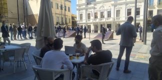 Charla y cervezas en la terraza de "La Favorita" mientras los políticos ocupaban la Plaza Mayor. (Foto: La Crónic@)