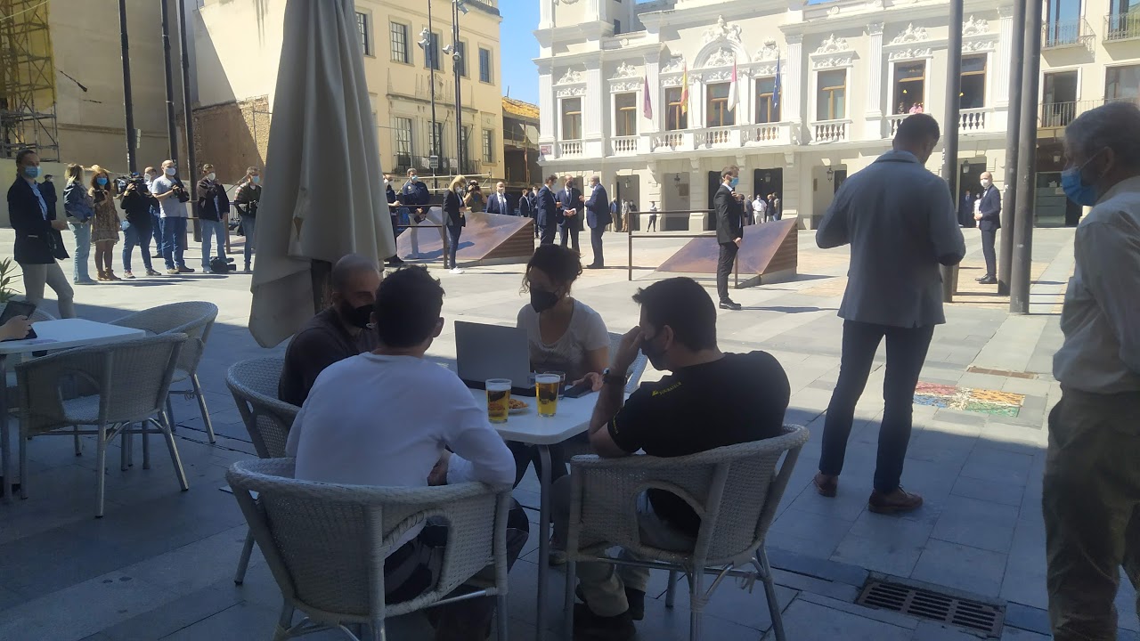 Charla y cervezas en la terraza de "La Favorita" mientras los políticos ocupaban la Plaza Mayor. (Foto: La Crónic@) 