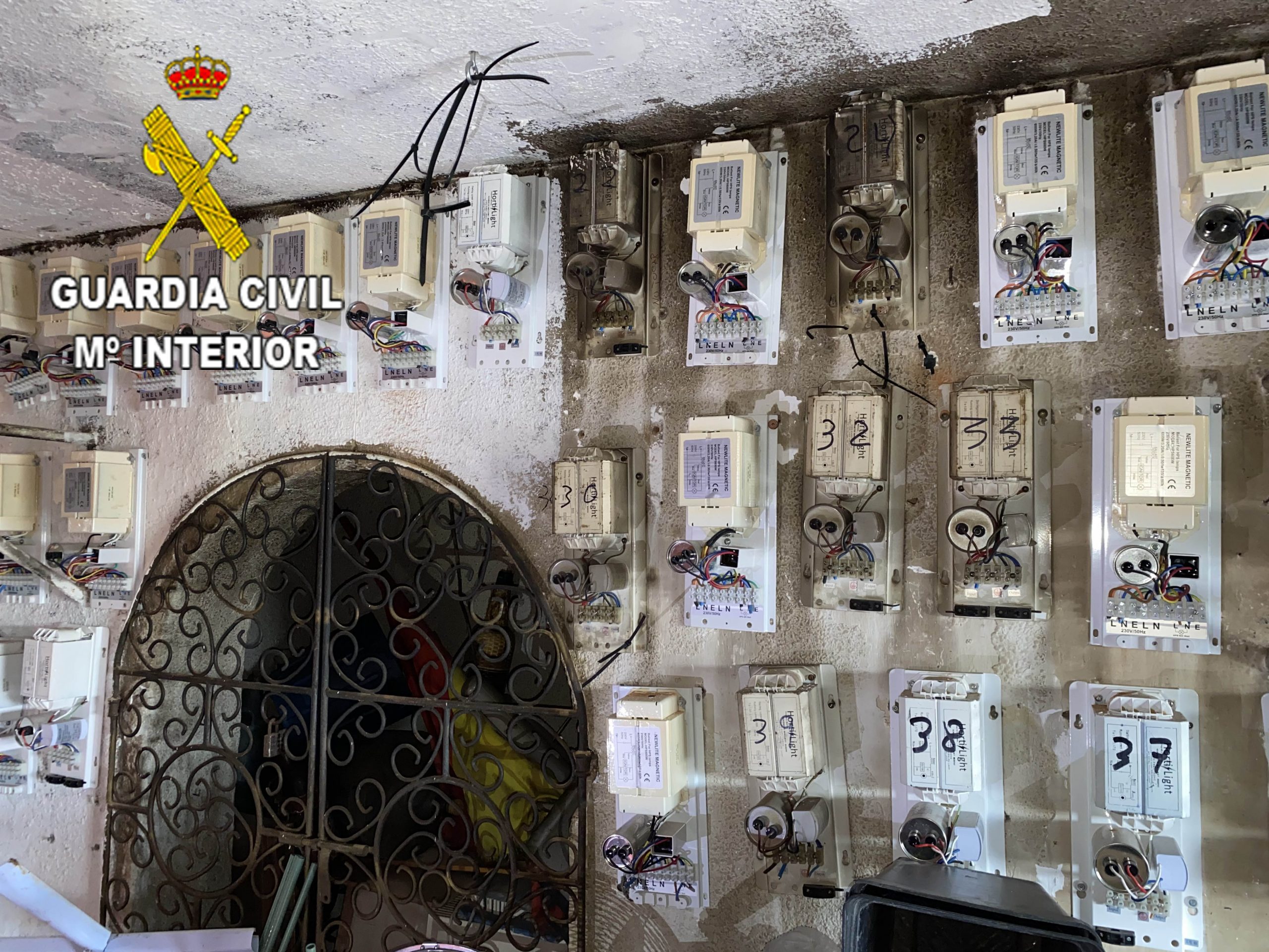 Cuadros eléctricos para intentar surtir de electricidad a los muchos aparatos usados dentro del chalet para cultivar la marihuana. (Foto: Guardia Civil)