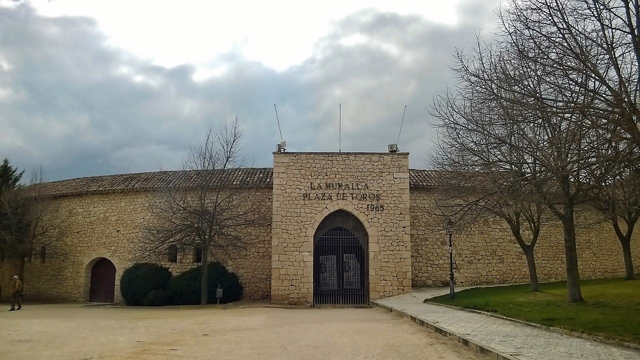 Exterior de la Plaza de Toros "La Muralla", de Brihuega. (Foto: La Crónic@)