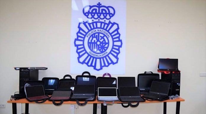 Parte del material ha podido ser recuperado, como estos ordenadores, por la Policía Nacional.