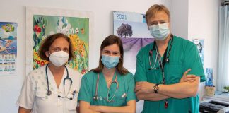 Esther Mazarío, entre la doctora García y el doctor Ortigado.