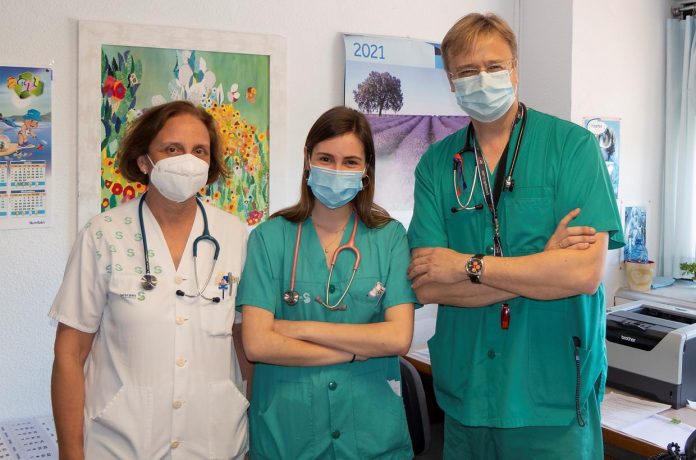Esther Mazarío, entre la doctora García y el doctor Ortigado.