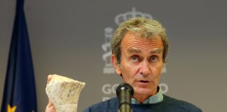 Fernando Simón con una mascarilla en la mano, en abril de 2021.