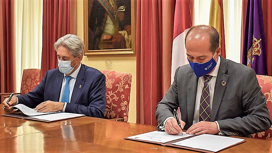 Firma del convenio entre la Universidad de Alcalá y el Ayuntamiento de Guadalajara.